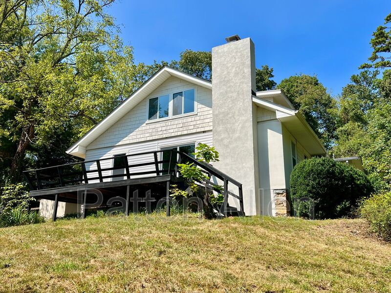Asheville House: 15 Woodbine Rd