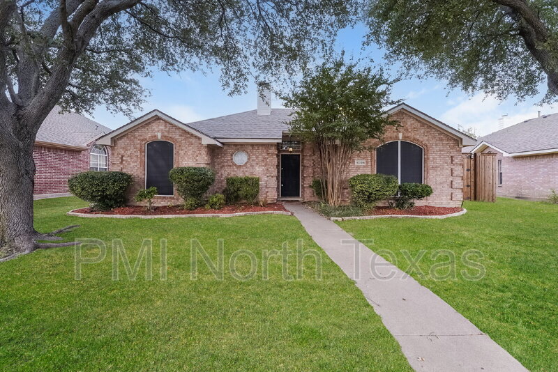 Frisco House: 10706 Robincreek Ln