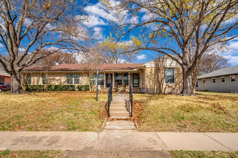 Dallas House: 1747 Mariposa Dr