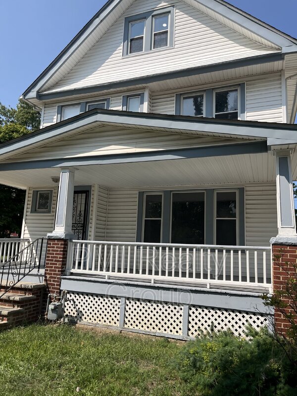 Cleveland House: 12203 Castlewood Avenue