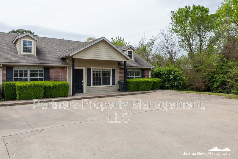 Fayetteville Condo: 1174 West Hendrix Street