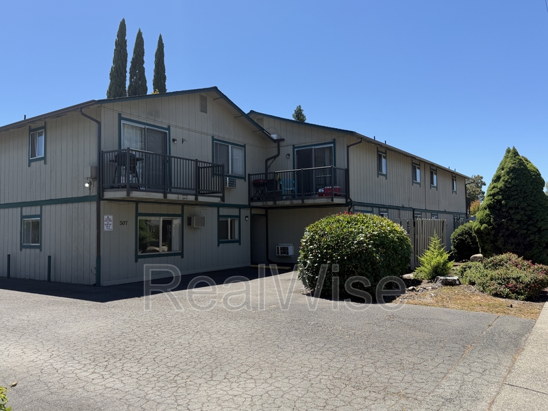Grants Pass Condo: 507 NE D St
