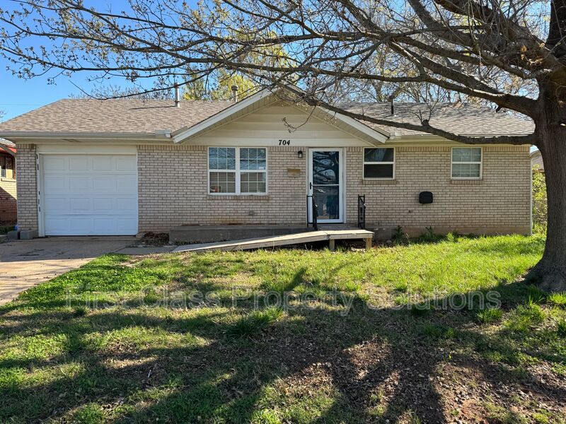 Moore House: 704 N Gale Ave