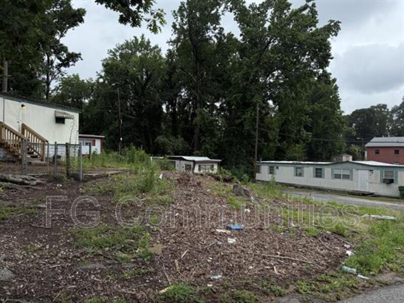 Spartanburg House: 7530 Lone Oak St