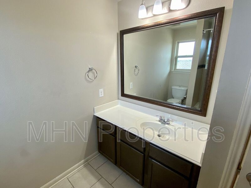 Gorgeous Two Story 4 bed/2.5 bath with loads of upgrades, right off 35 and Judson Rd! - Photo 16