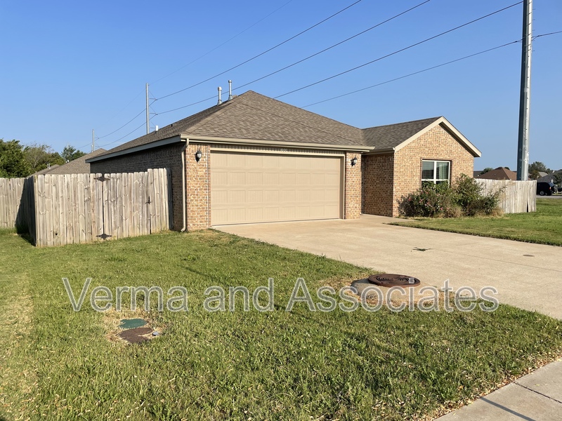 Centerton House: 100 Willow Dr