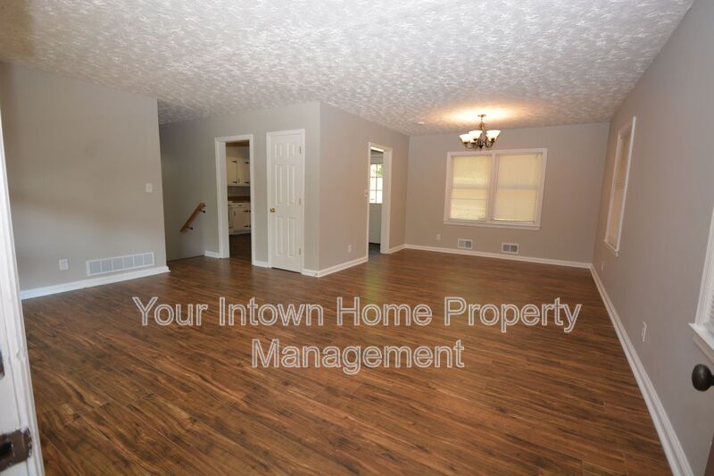 Atlanta House: 1864 Flintwood Dr Se