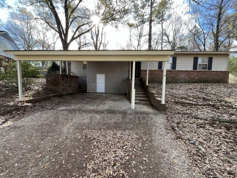Memphis House: 2859 Invergarry Rd