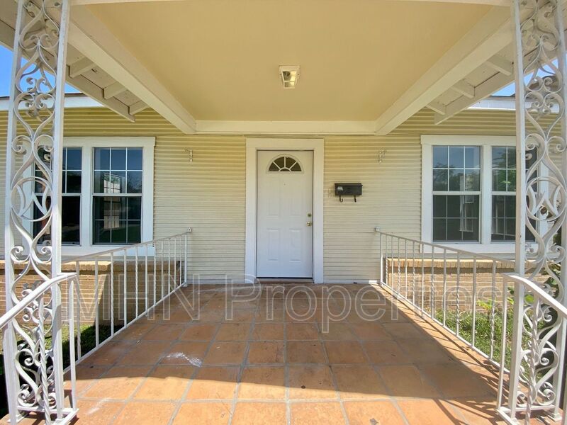 Cozy and Bright 3bedroom/1bath Vintage charmer in Beacon Hill! - Slider navigation 2