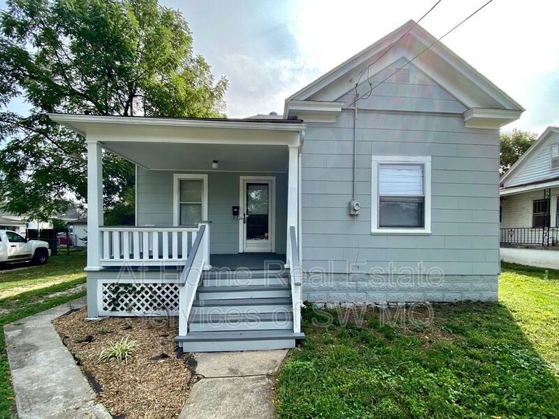 Springfield House: 614 S Douglas