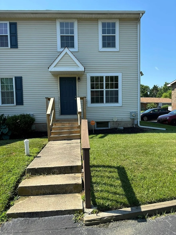 Newark House: 307 Cobble Creek Curve
