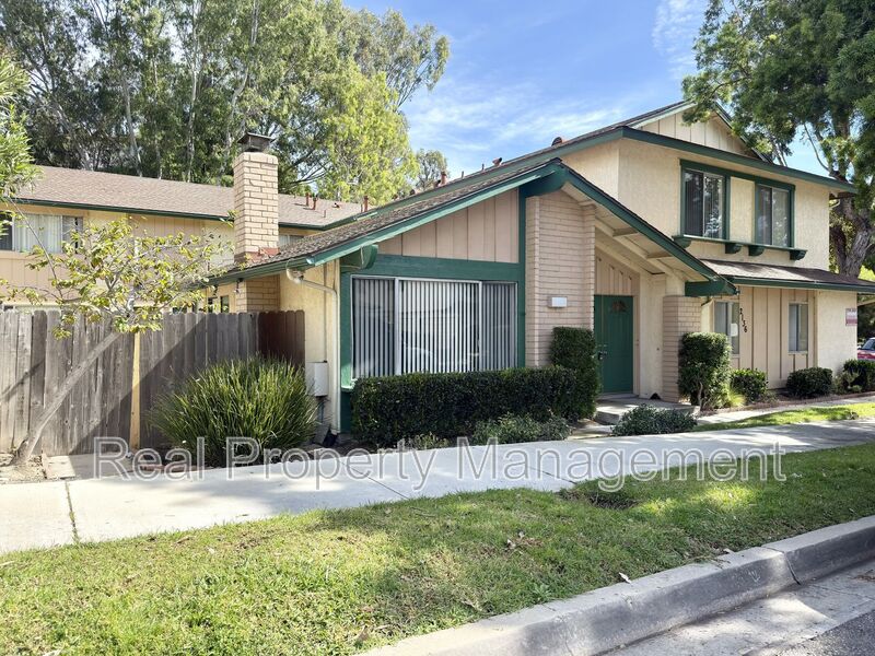 Oceanside Townhome: 2136 Via Esmarca