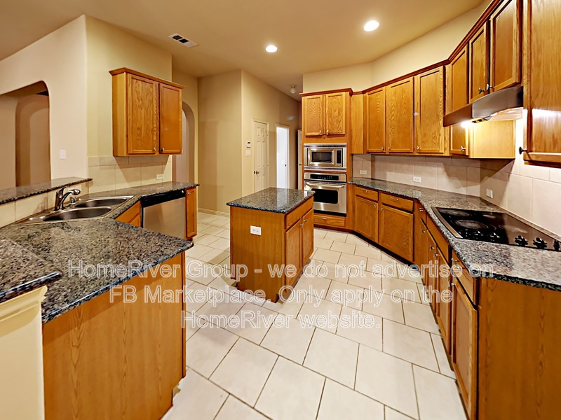 Grand Prairie House: 643 E Sandra Ln