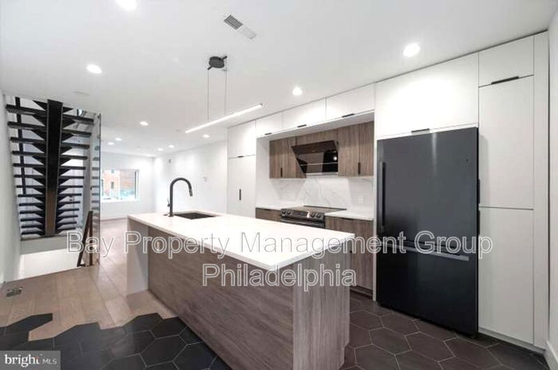 Philadelphia House: 166 W Laurel St