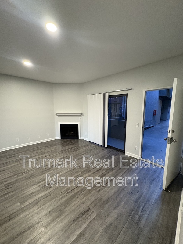Burbank Condo: 701 N Hollywood Way
