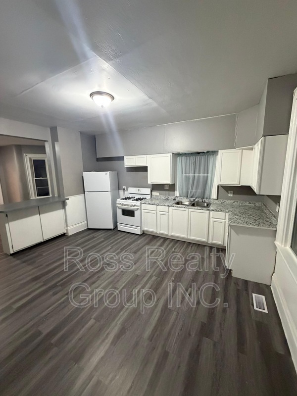 Toledo House: 1419 N Superior St Toledo, OH  43604