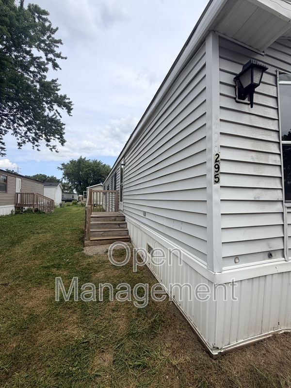Jackson House: 301 Mantle Ave