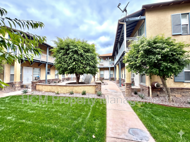 Santa Ana House: 202 E Walnut St