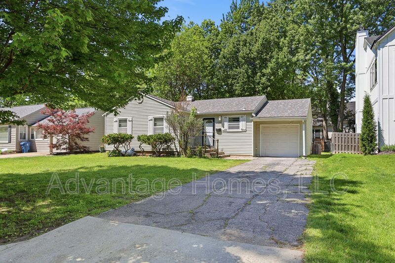 Prairie Village House: 7228 Linden St