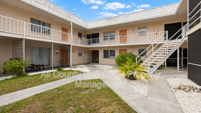 Venice House: 400 Base Ave E