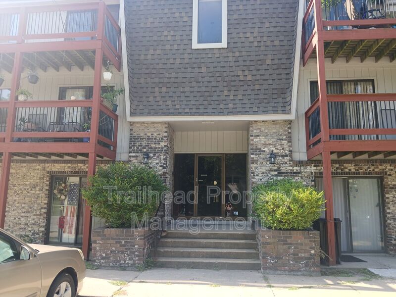 Independence House: 324 W College St