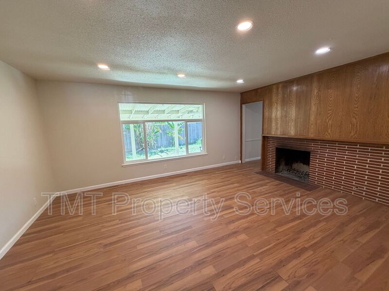 Sacramento House: 6926 Milbrook Way