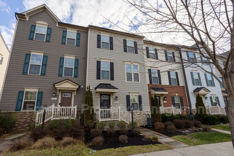 Dumfries Townhome: 2023 Serviceberry Rd