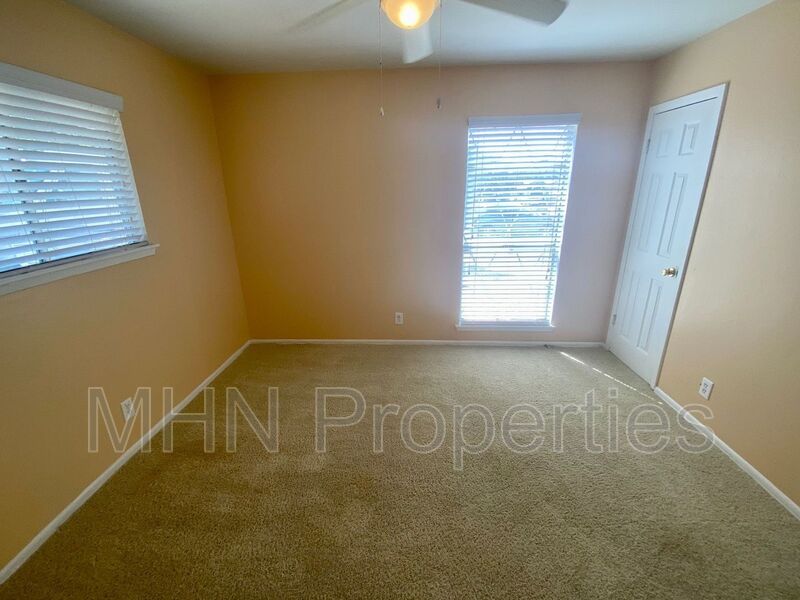ADORABLE 3 bed/1 bath/1 car garage move-in ready home, located minutes from 410! - Photo 9