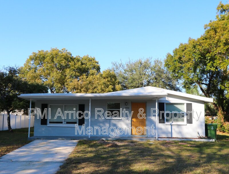 Tampa House: 2706 East 99th Avenue