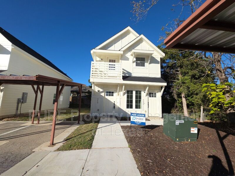 Taylor Townhome: 2002 2nd St