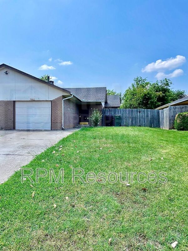 Oklahoma City Condo: 7002 Woodlake Dr