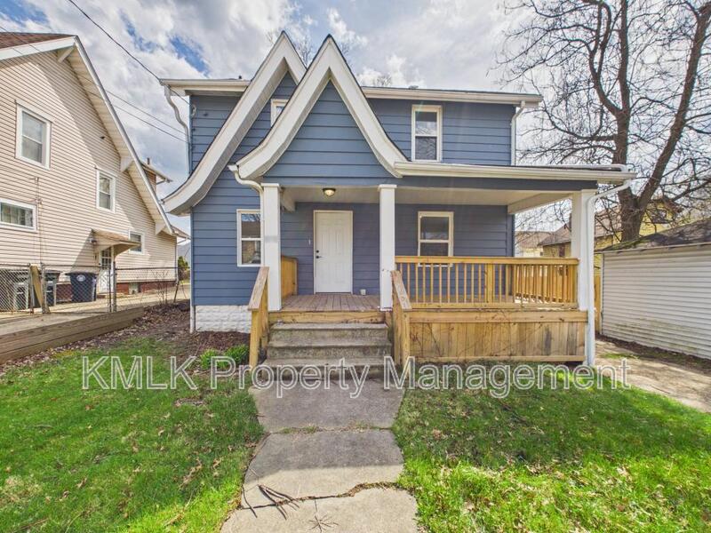 Akron House: 575 Fernwood Dr