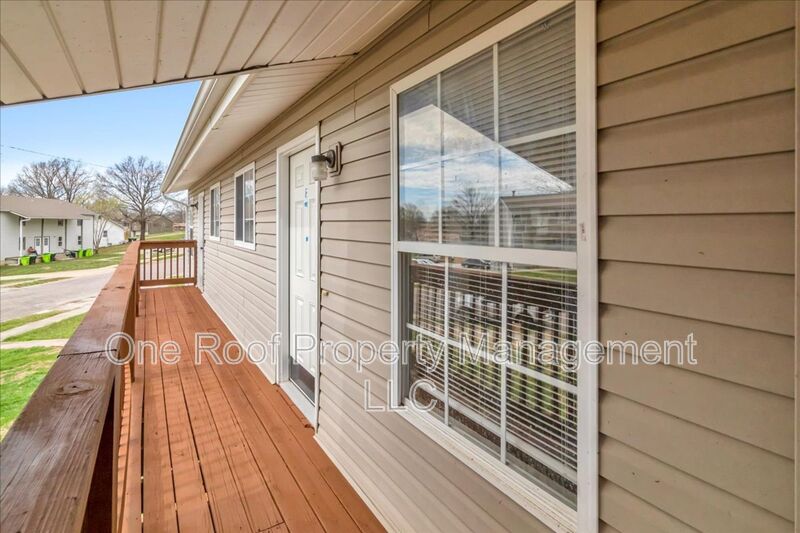 Harrisonville House: 2000 Chateau Dr F