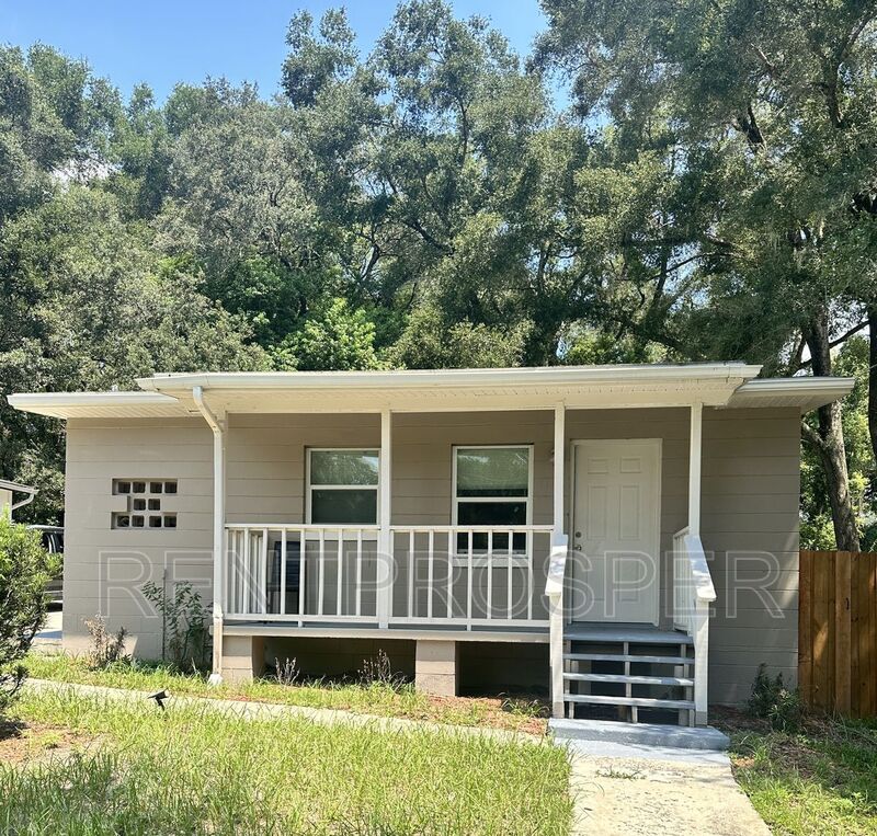 Deland House: 711 W Franklin Ave