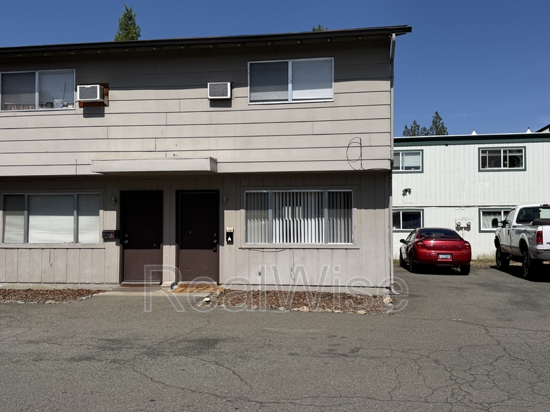 Grants Pass House: 1120 SW 5th St