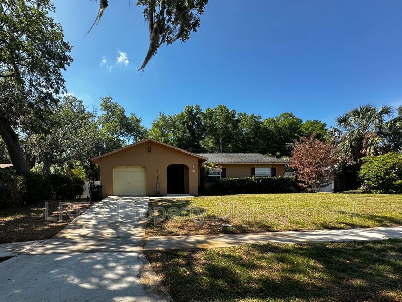 Altamonte Springs House: 910 Sycamore Ln