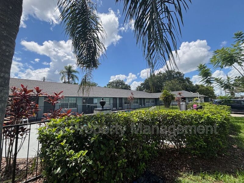 Saint Cloud House: 1031 Columbia Avenue