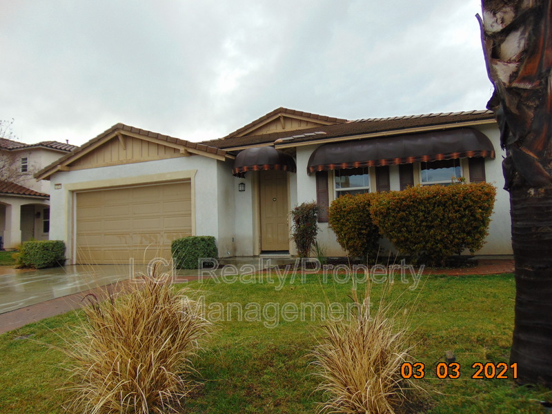 Menifee House: 31257 Eastridge Ave