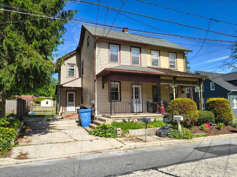 Walnutport House: 639 Washington St