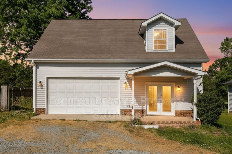 Burlington House: 4330 Alamance Baptist Ch. Loop Carriage House