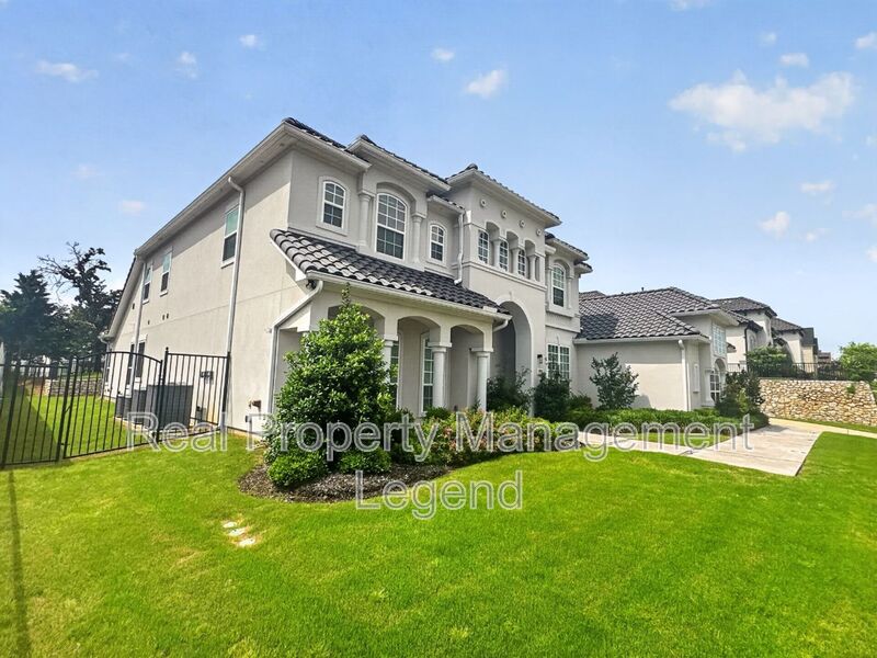 Southlake House: 809 Jamestown Lane