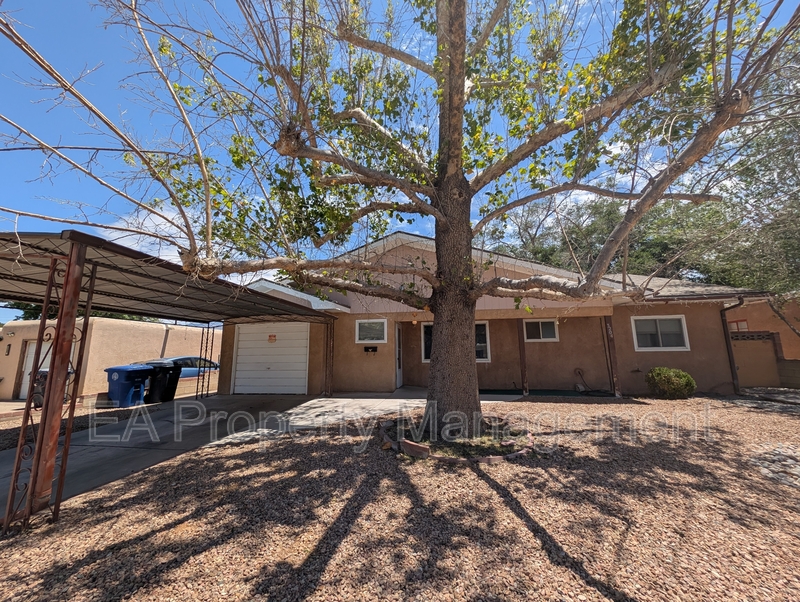 Albuquerque House: 3204 La Veta Dr NE