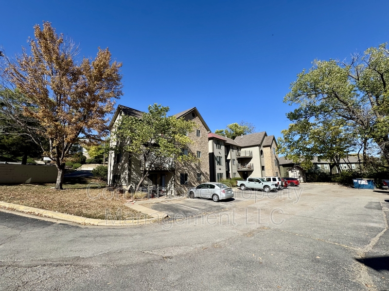 Lawrence Condo: 1000 Emery Rd - L07