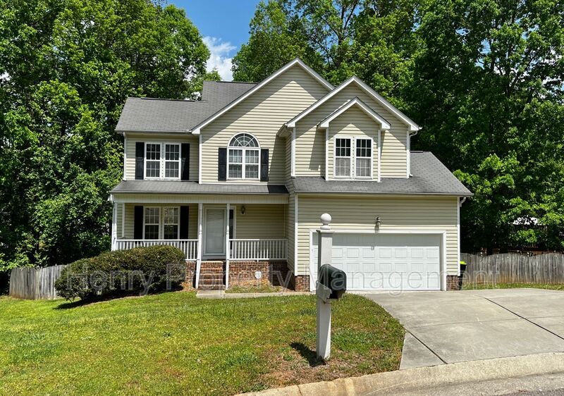 Holly Springs House: 104 Back Woods Circle