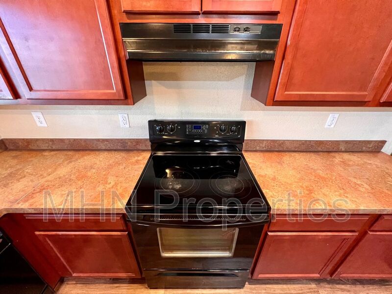 Updated 3 bed/2.5 bath 2 Story Home in the NW ~ Conveniently located off IH-35 and near RAFB! - Photo 14