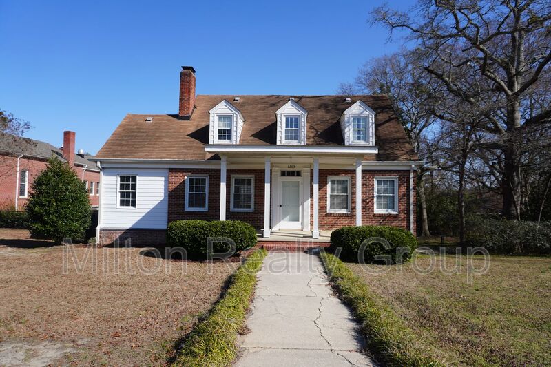 Lillington House: 1203 S Main