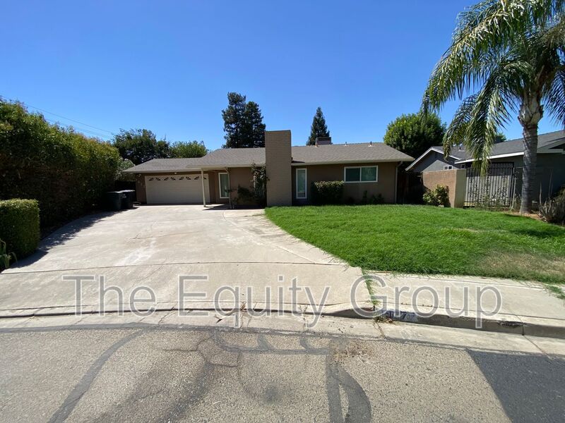 Visalia House: 1927 South Julieann Court