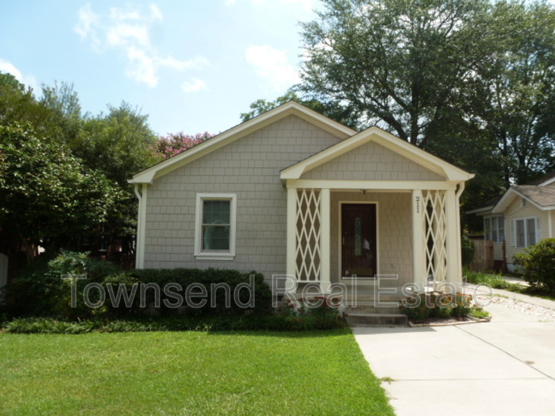Fayetteville House: 211 Ellington St