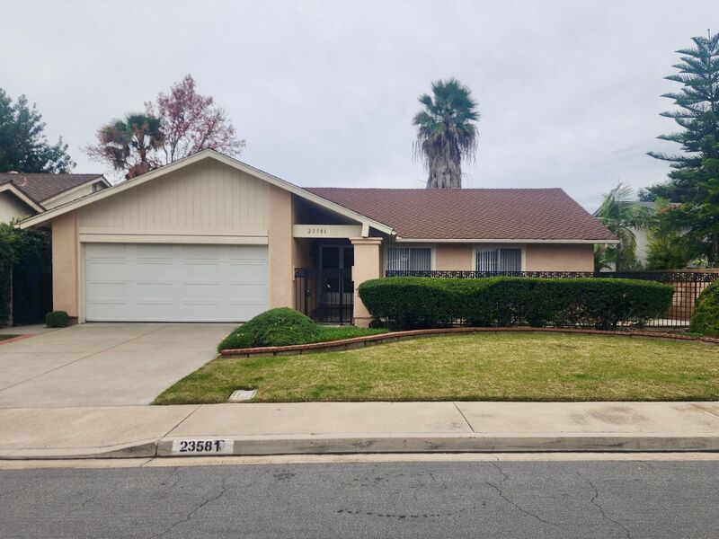 Mission Viejo House: 23581 Via Calzada