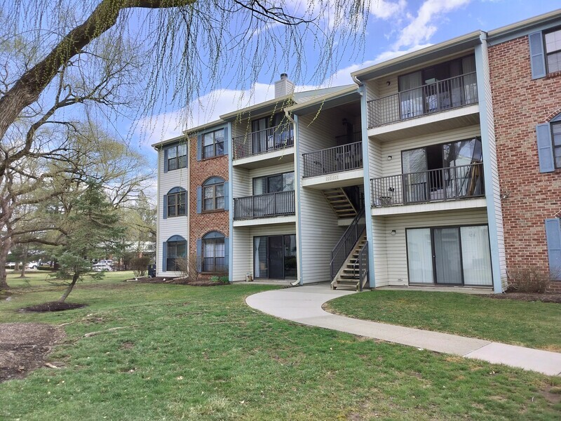 Lawrence Condo: 19 Mendrey Ct